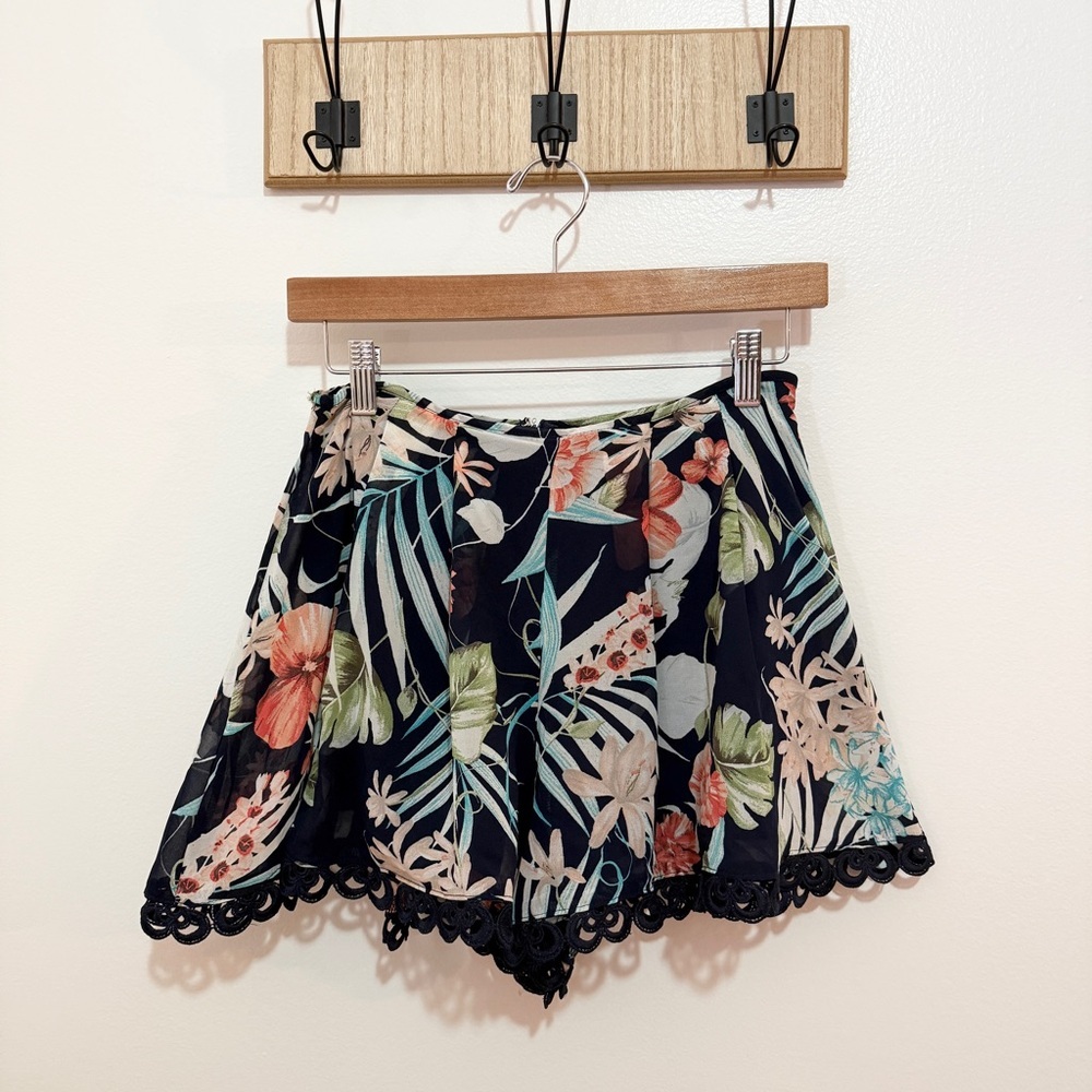 Top Apparel High Waisted Floral Pleated Shorts Small